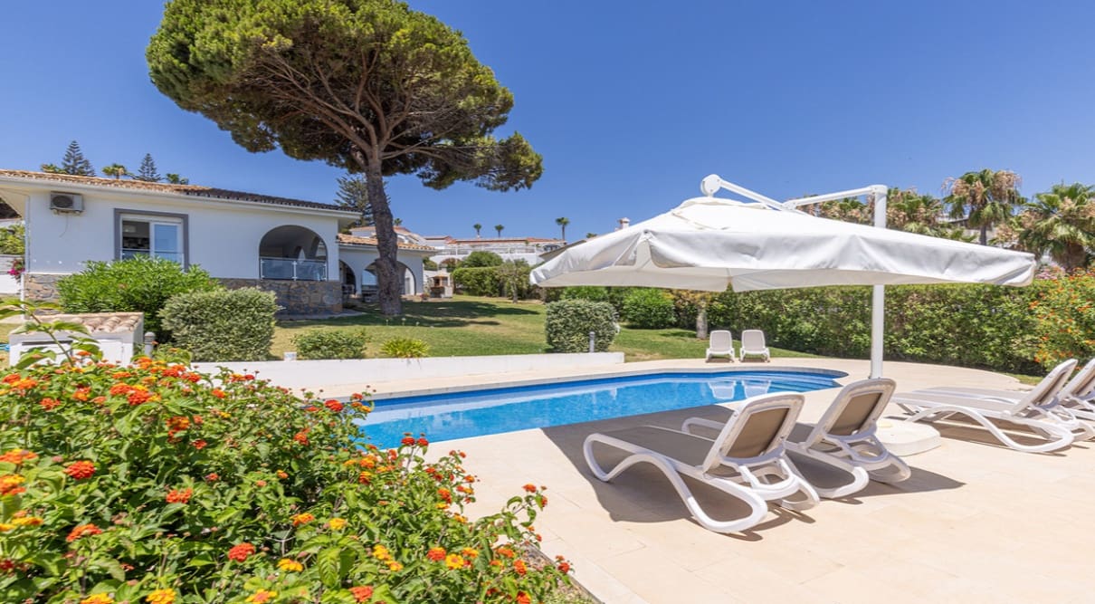 4 bedroom Villa for sale in Manilva with pool - € 1,100,000 (Ref: 10049997)