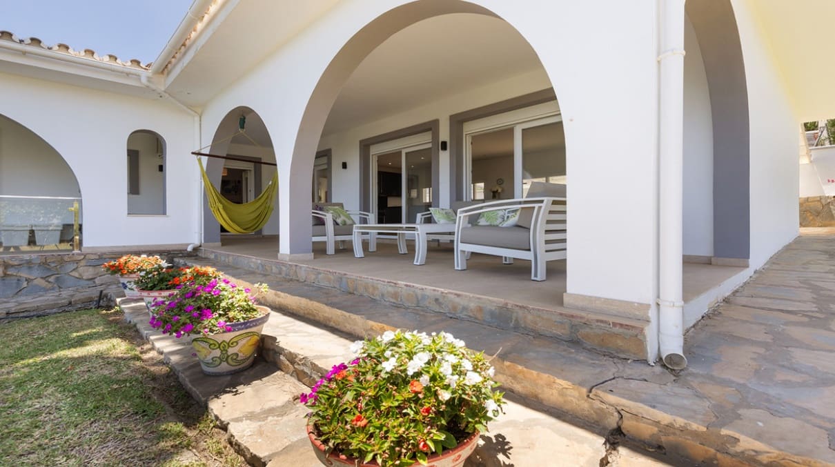 4 bedroom Villa for sale in Manilva with pool - € 1,100,000 (Ref: 10049997)