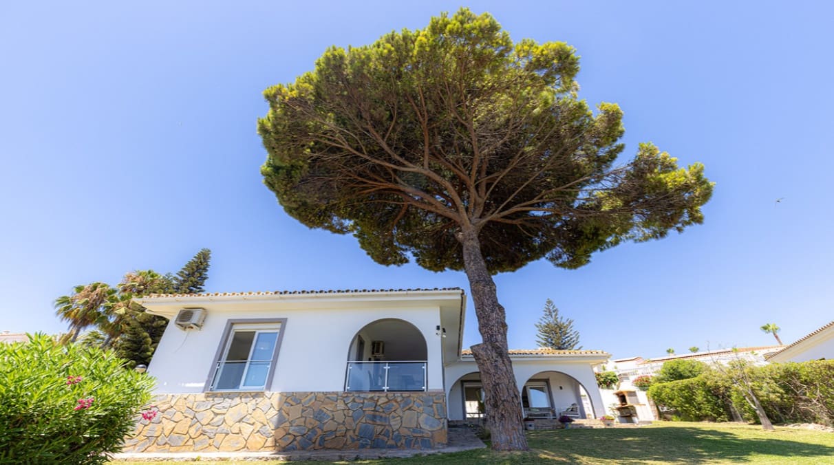 4 bedroom Villa for sale in Manilva with pool - € 1,100,000 (Ref: 10049997)