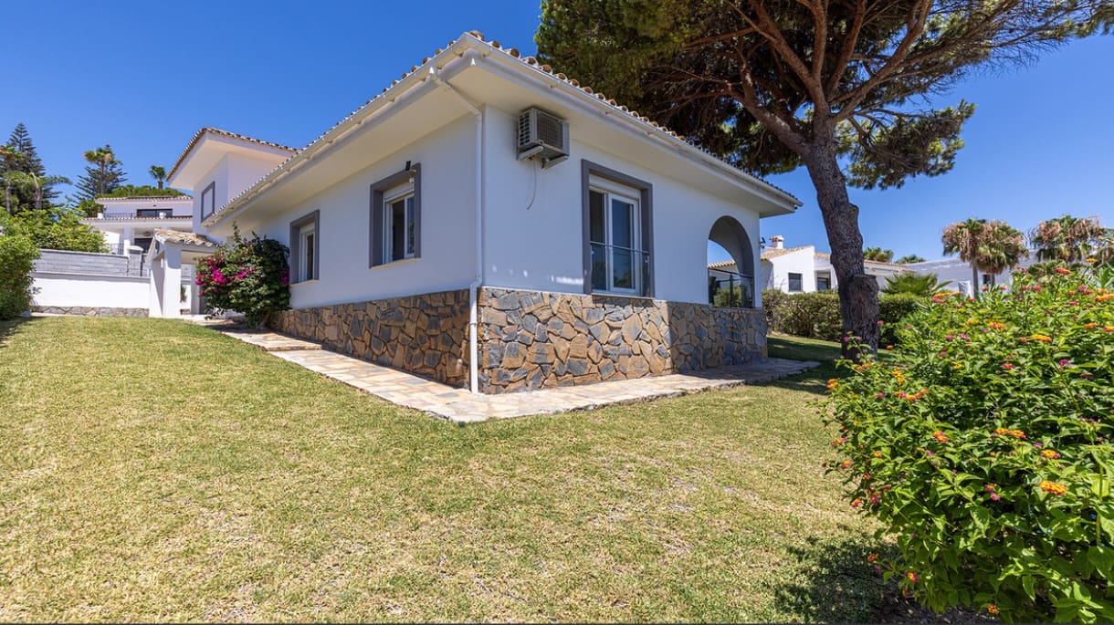 4 bedroom Villa for sale in Manilva with pool - € 1,100,000 (Ref: 10049997)