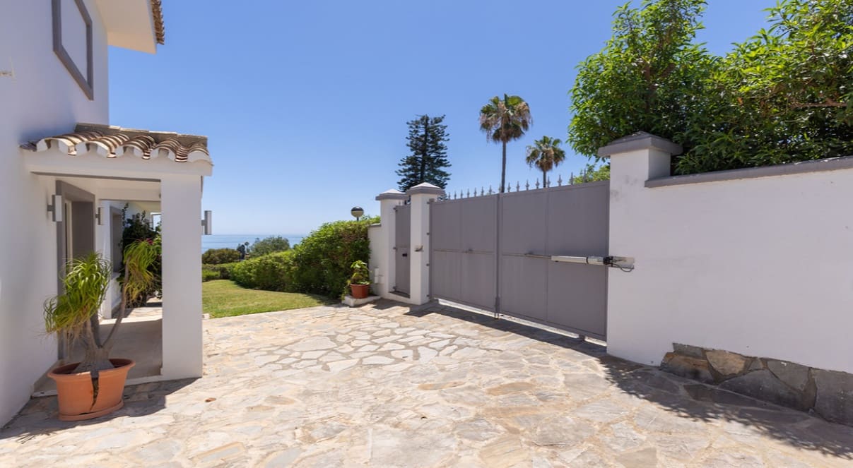 4 bedroom Villa for sale in Manilva with pool - € 1,100,000 (Ref: 10049997)