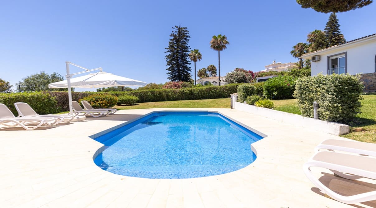 4 bedroom Villa for sale in Manilva with pool - € 1,100,000 (Ref: 10049997)