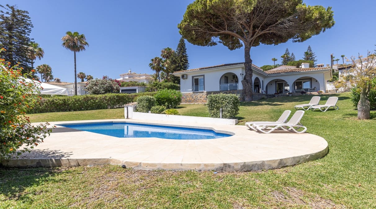 4 bedroom Villa for sale in Manilva with pool - € 1,100,000 (Ref: 10049997)