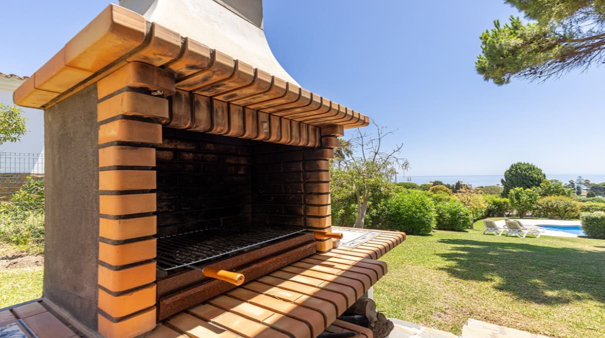 4 bedroom Villa for sale in Manilva with pool - € 1,100,000 (Ref: 10049997)