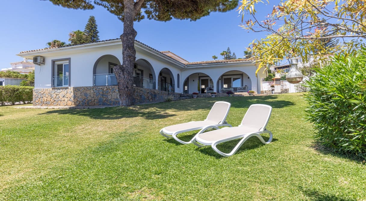 4 bedroom Villa for sale in Manilva with pool - € 1,100,000 (Ref: 10049997)