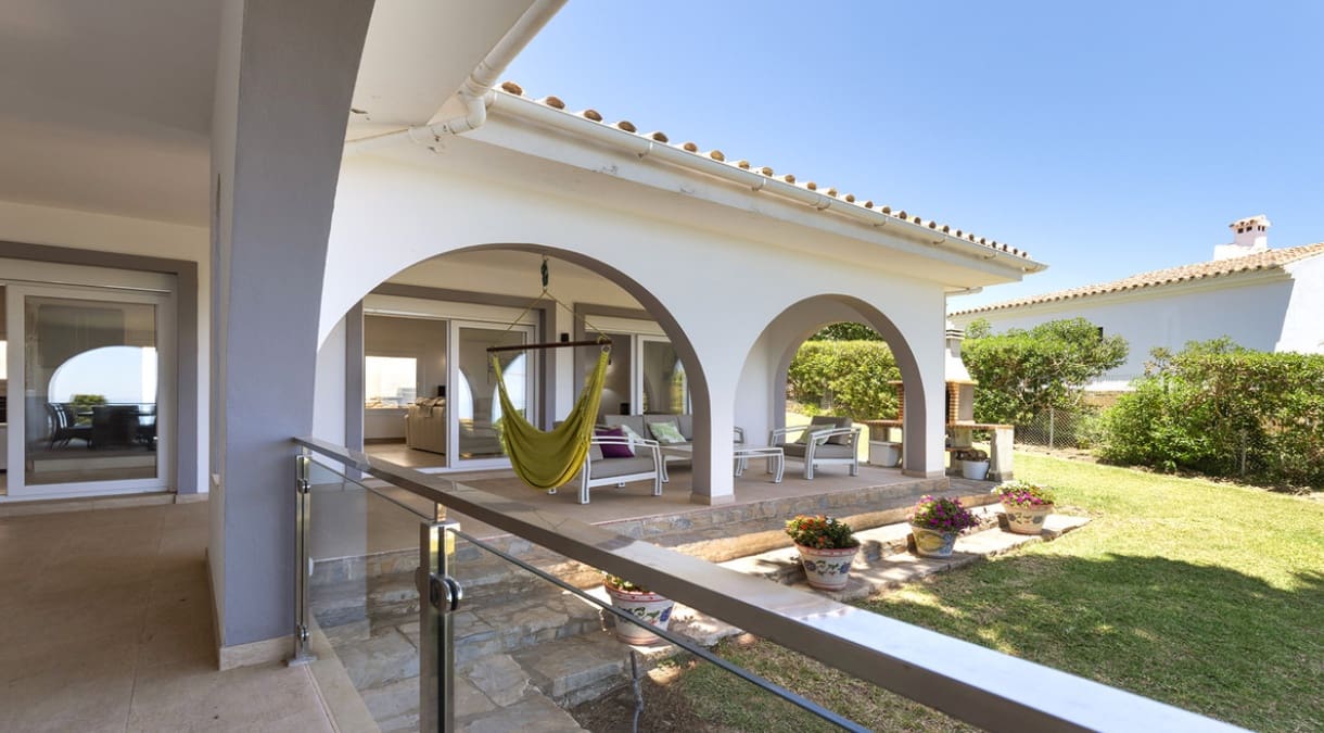 4 bedroom Villa for sale in Manilva with pool - € 1,100,000 (Ref: 10049997)
