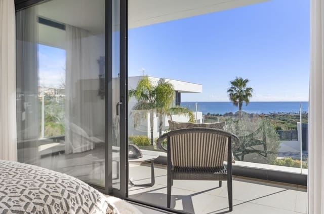 3 slaapkamer Villa te koop in Puerto de la Duquesa, Manilva met zwembad garage - € 1.395.000 (Ref: 10070413)