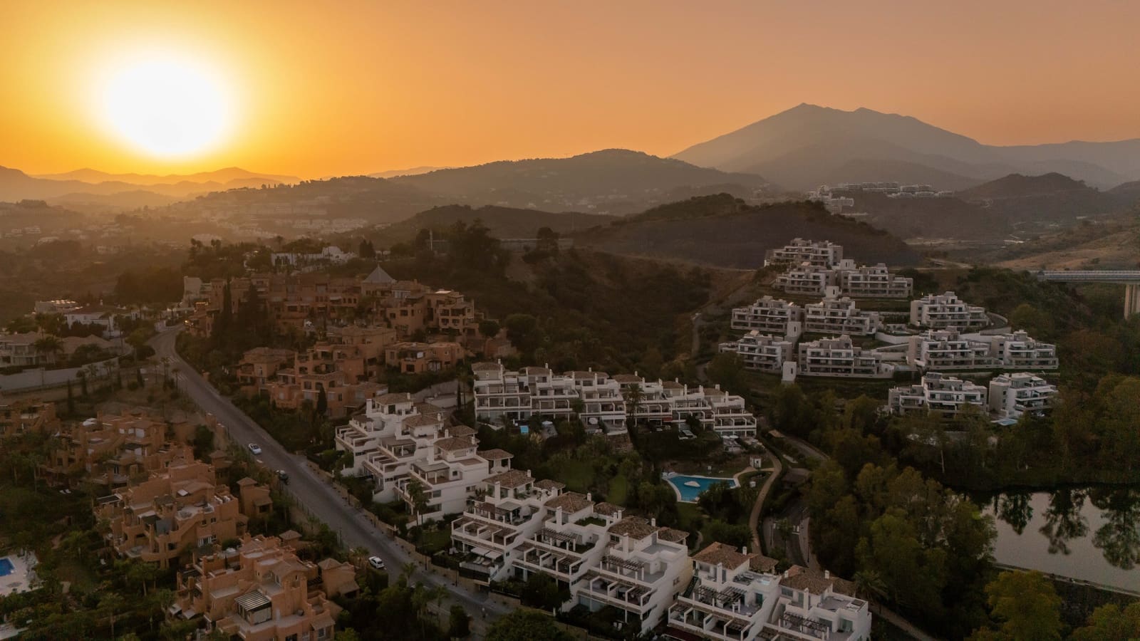 3 sypialnia Apartament na sprzedaż w Marbella z basenem garażem - 1 500 000 € (Ref: 10115500)