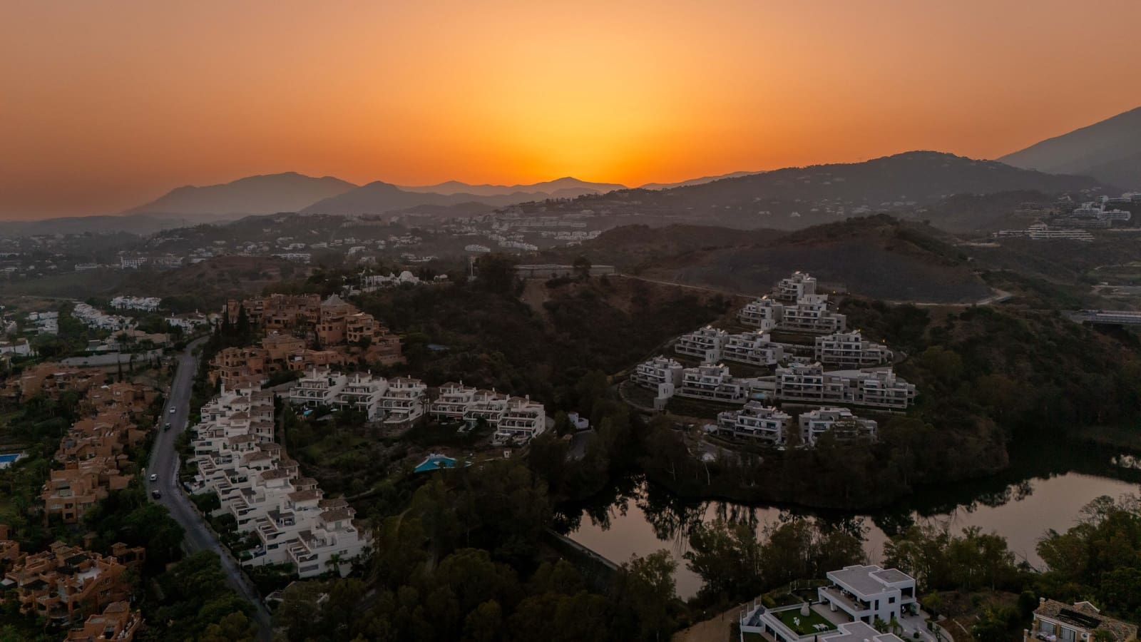3 sypialnia Apartament na sprzedaż w Marbella z basenem garażem - 1 500 000 € (Ref: 10115500)