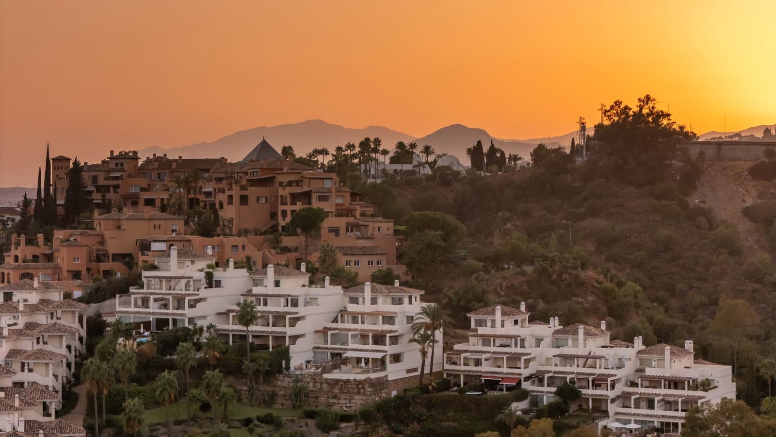 3 sypialnia Apartament na sprzedaż w Marbella z basenem garażem - 1 500 000 € (Ref: 10115500)