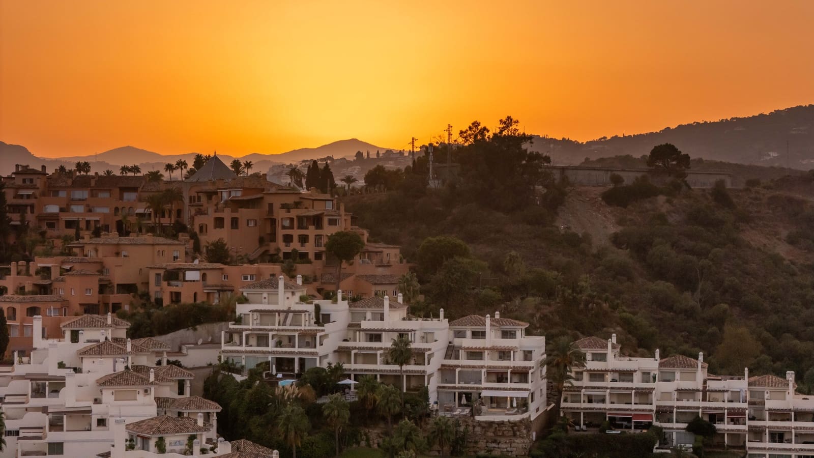 3 sypialnia Apartament na sprzedaż w Marbella z basenem garażem - 1 500 000 € (Ref: 10115500)
