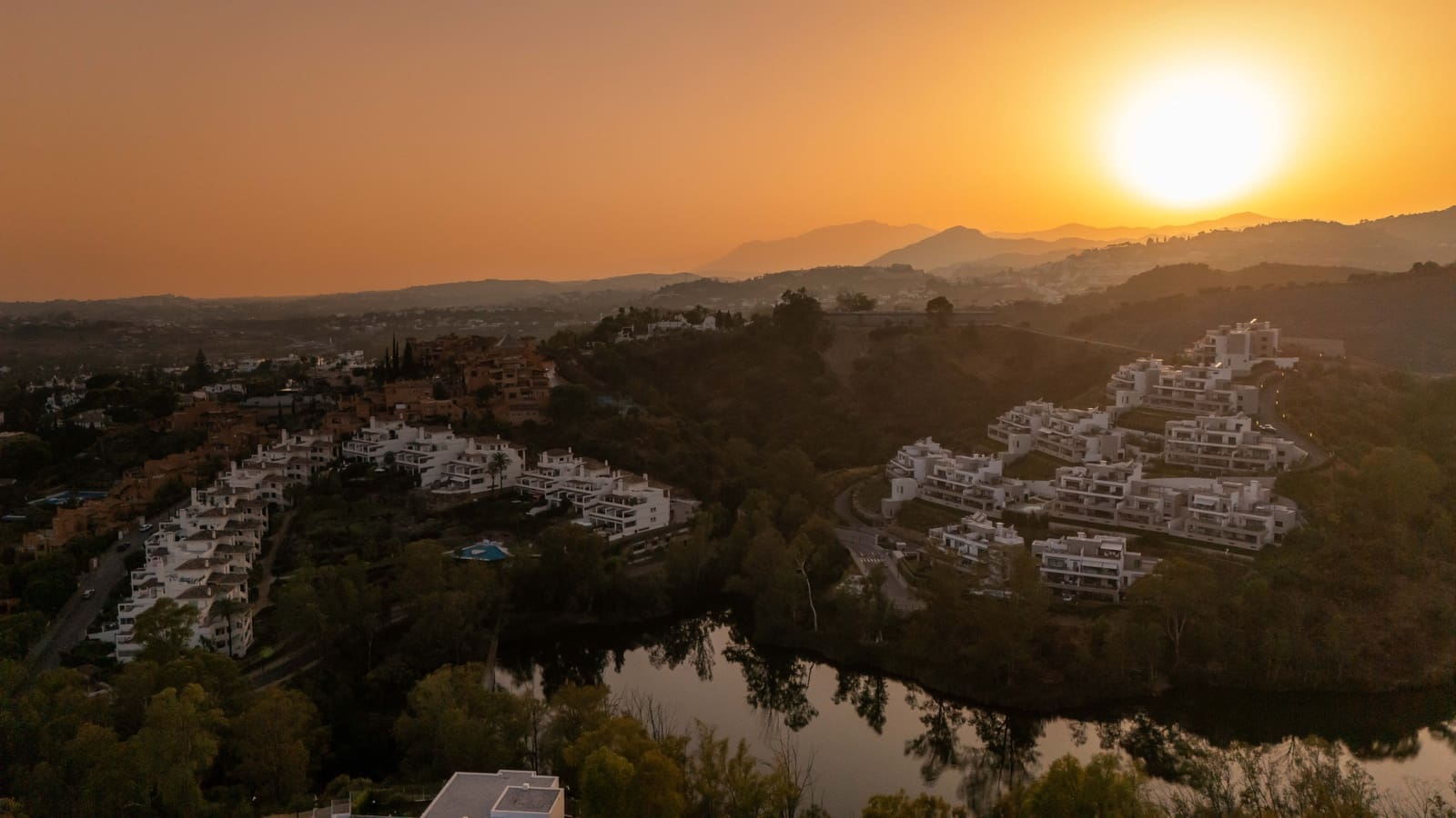 3 sypialnia Apartament na sprzedaż w Marbella z basenem garażem - 1 500 000 € (Ref: 10115500)