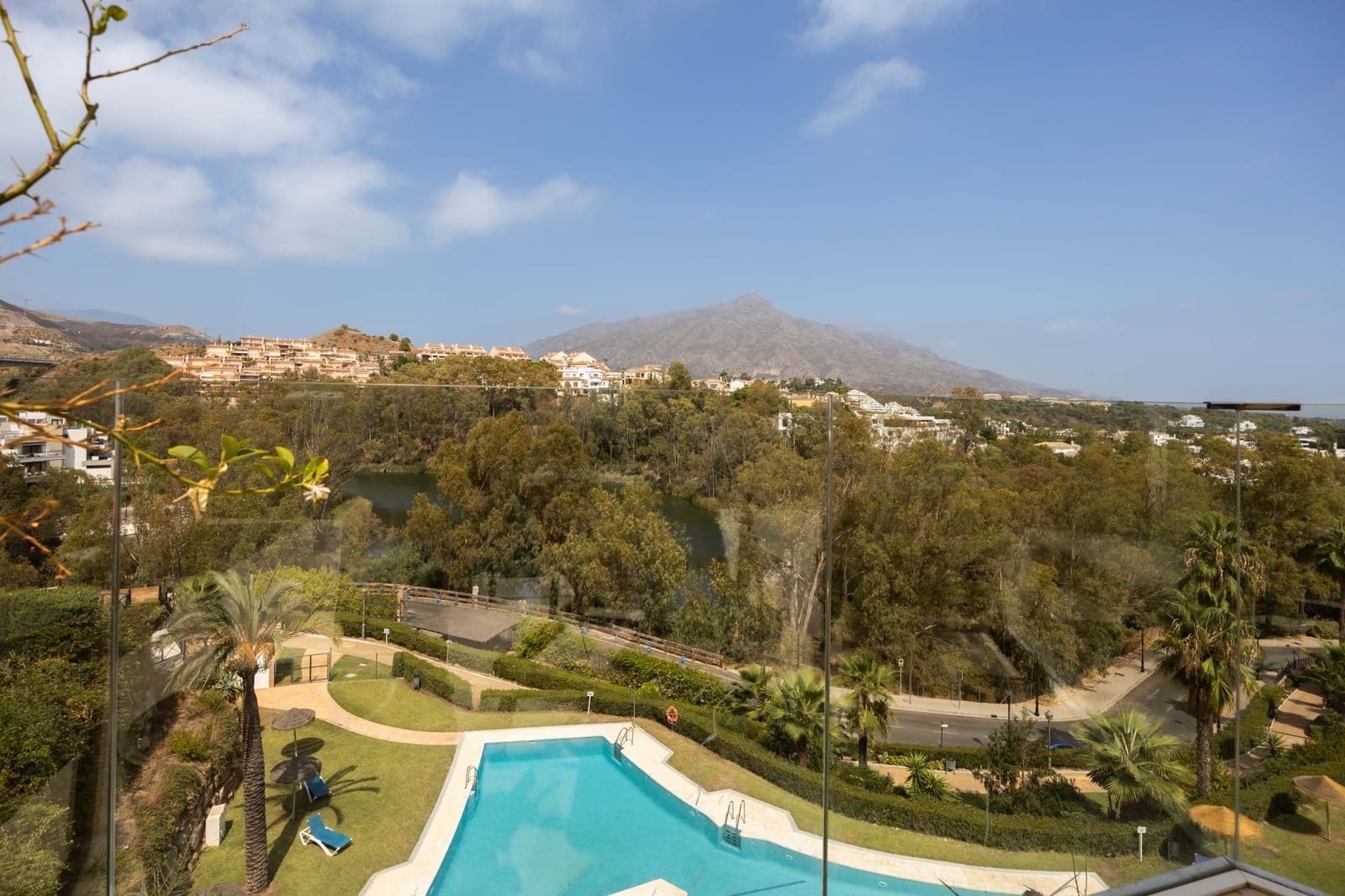 3 sypialnia Apartament na sprzedaż w Marbella z basenem garażem - 1 500 000 € (Ref: 10115500)