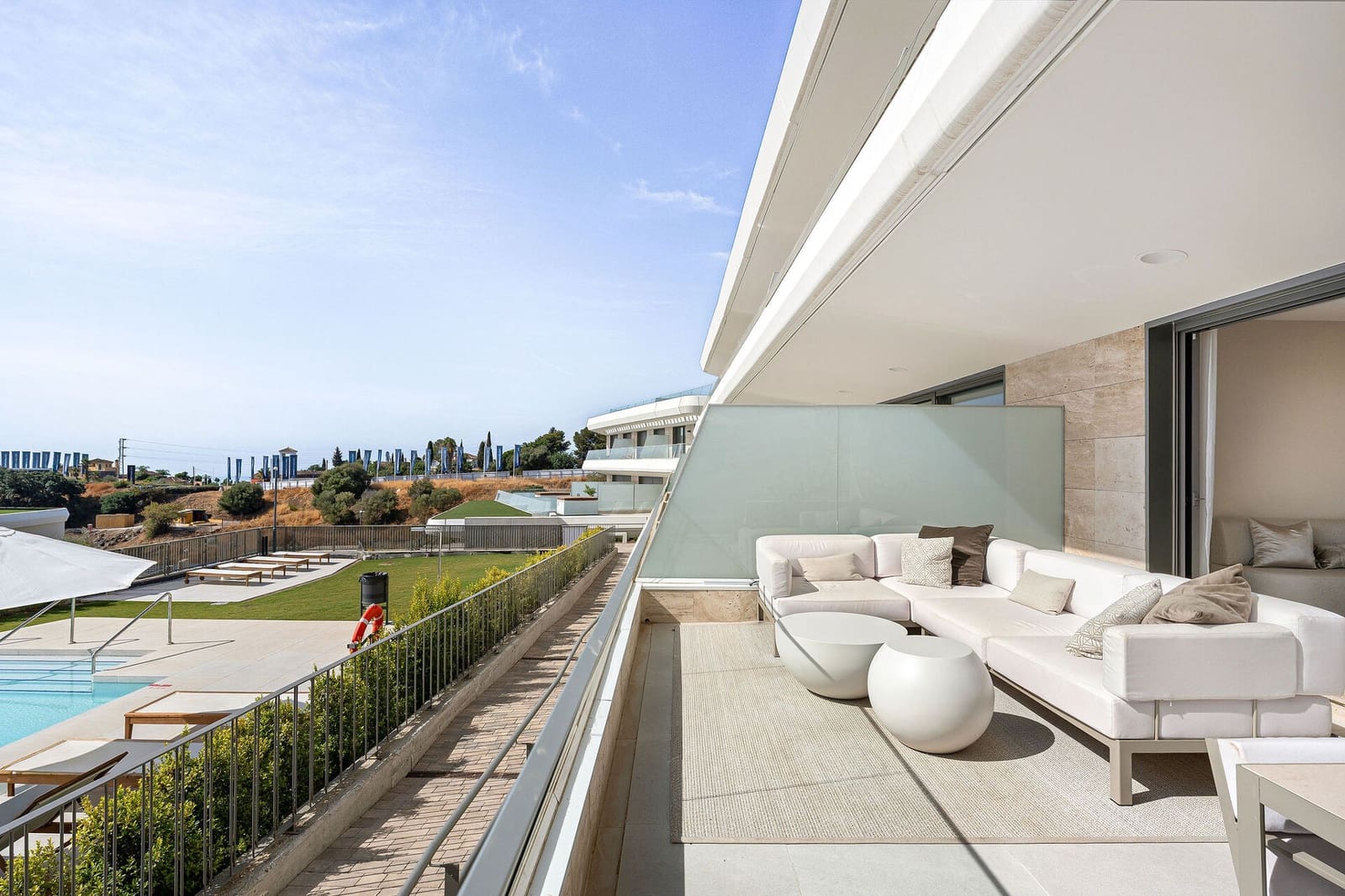 2 slaapkamer Appartement te koop in Estepona met zwembad garage - € 1.175.000 (Ref: 10118911)