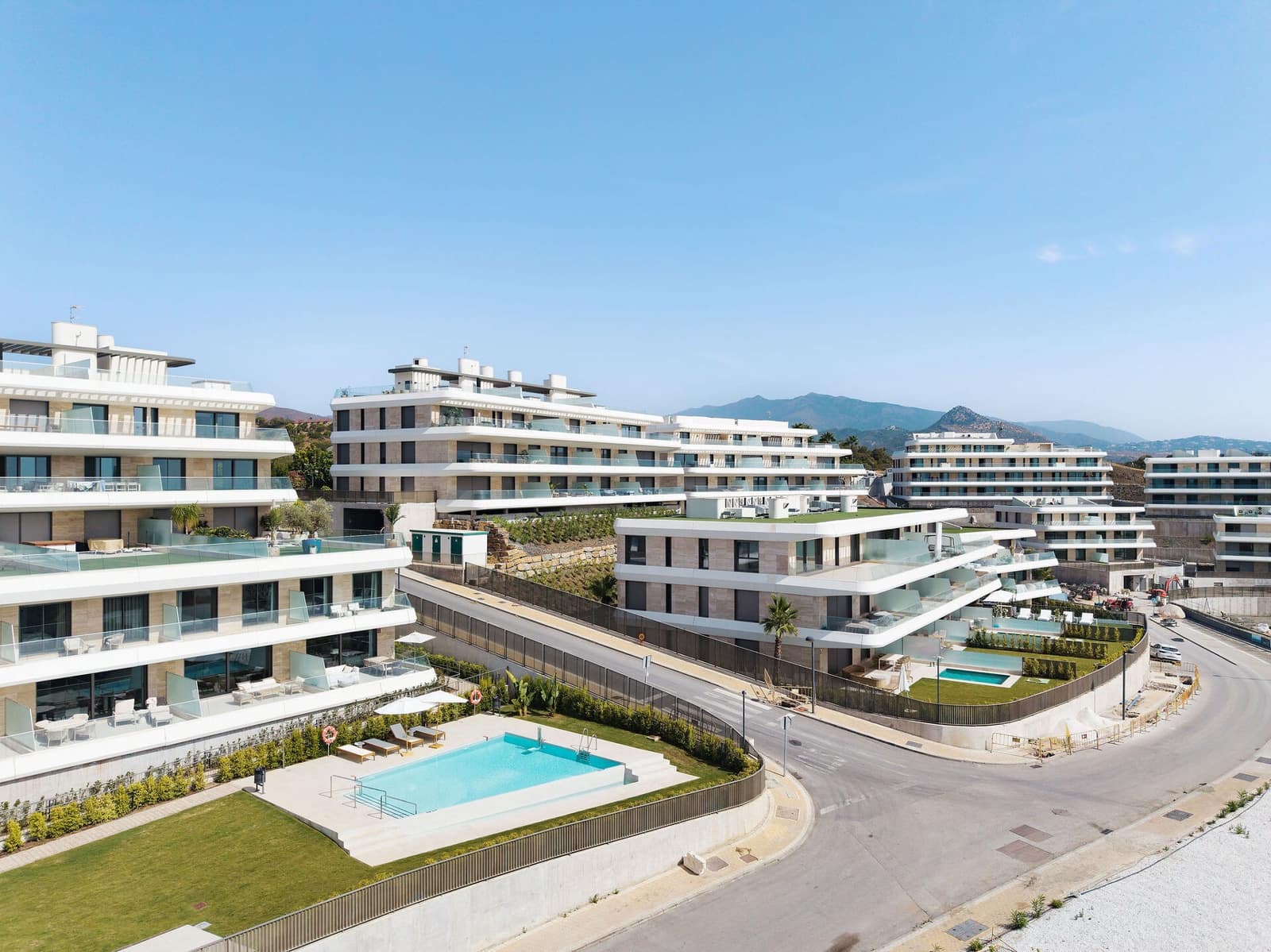 2 slaapkamer Appartement te koop in Estepona met zwembad garage - € 1.175.000 (Ref: 10118911)