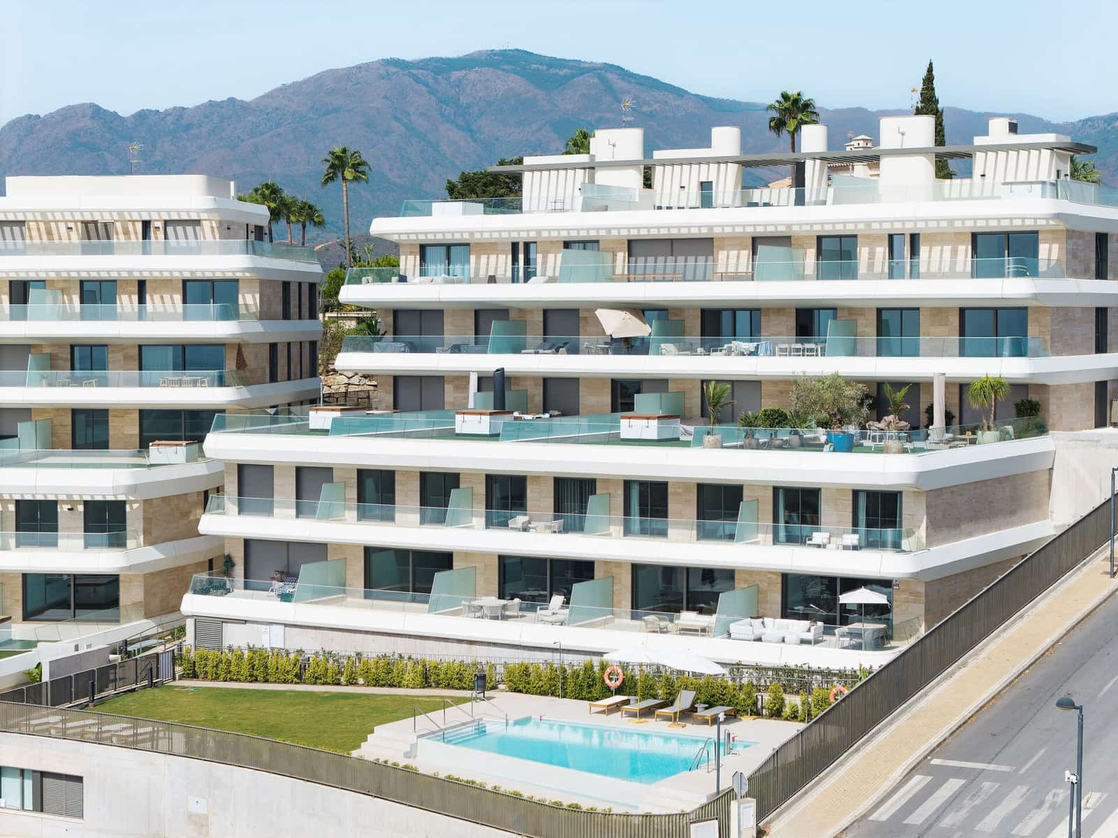 2 slaapkamer Appartement te koop in Estepona met zwembad garage - € 1.175.000 (Ref: 10118911)