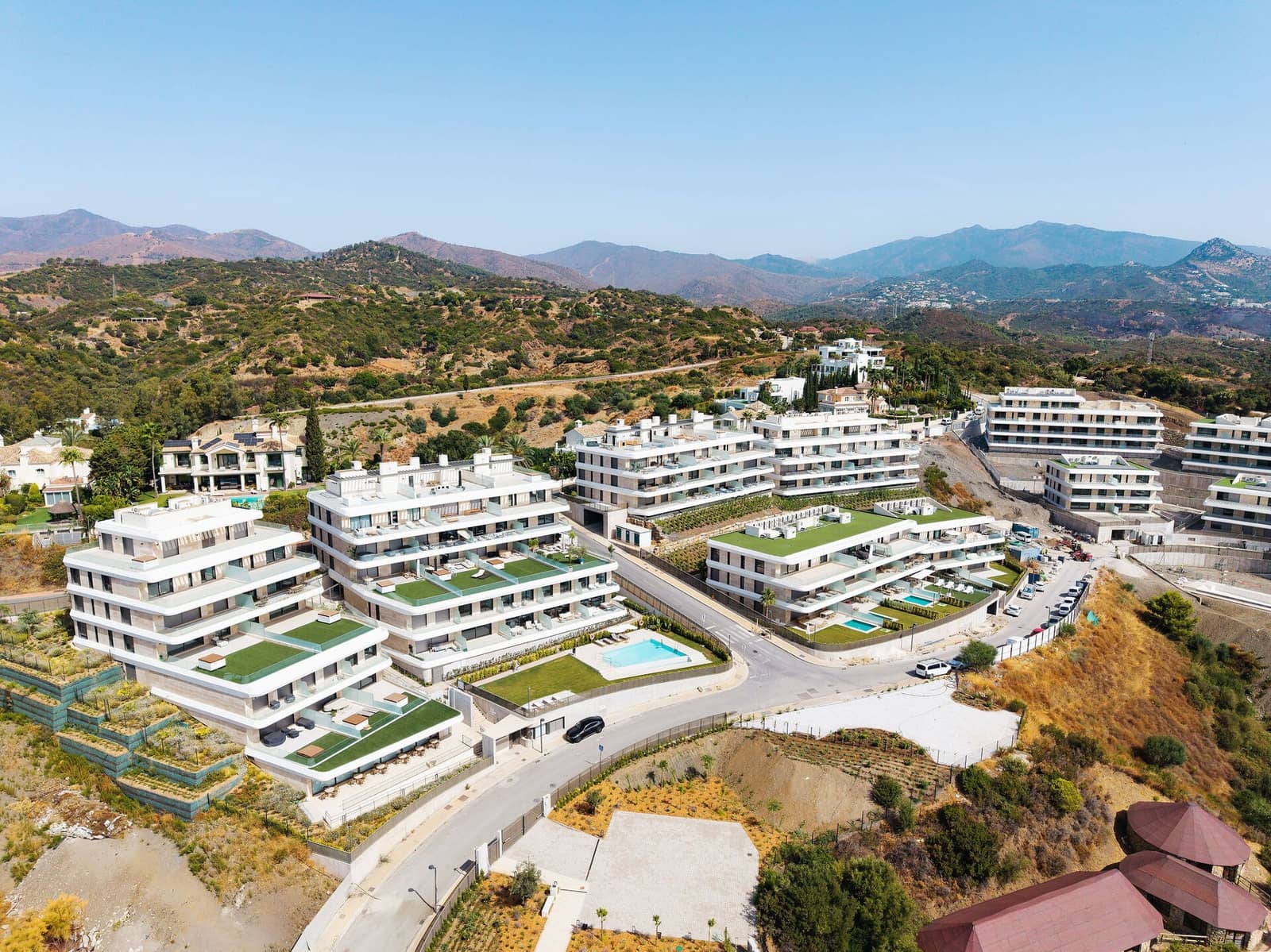 2 slaapkamer Appartement te koop in Estepona met zwembad garage - € 1.175.000 (Ref: 10118911)