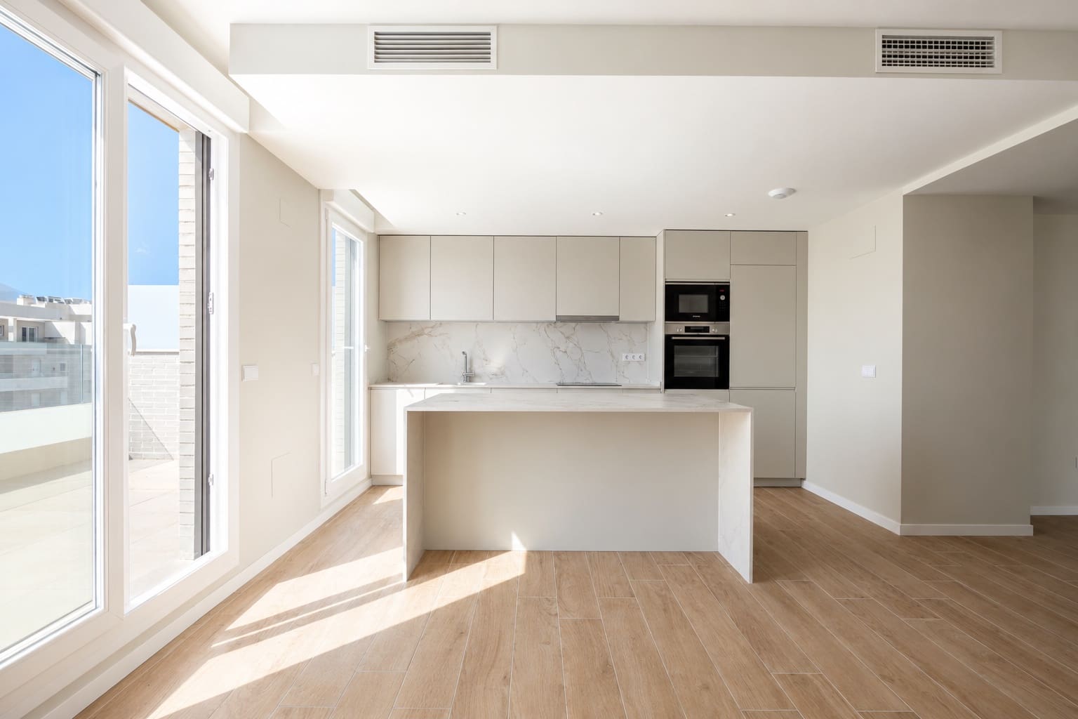 4 Zimmer Penthouse zu verkaufen in Nueva Andalucia mit Pool Garage - 995.000 € (Ref: 10133159)