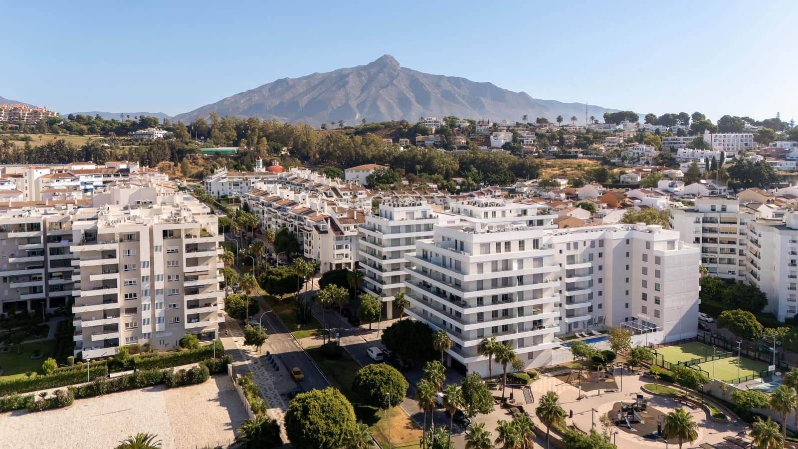 4 Zimmer Penthouse zu verkaufen in Nueva Andalucia mit Pool Garage - 995.000 € (Ref: 10133159)