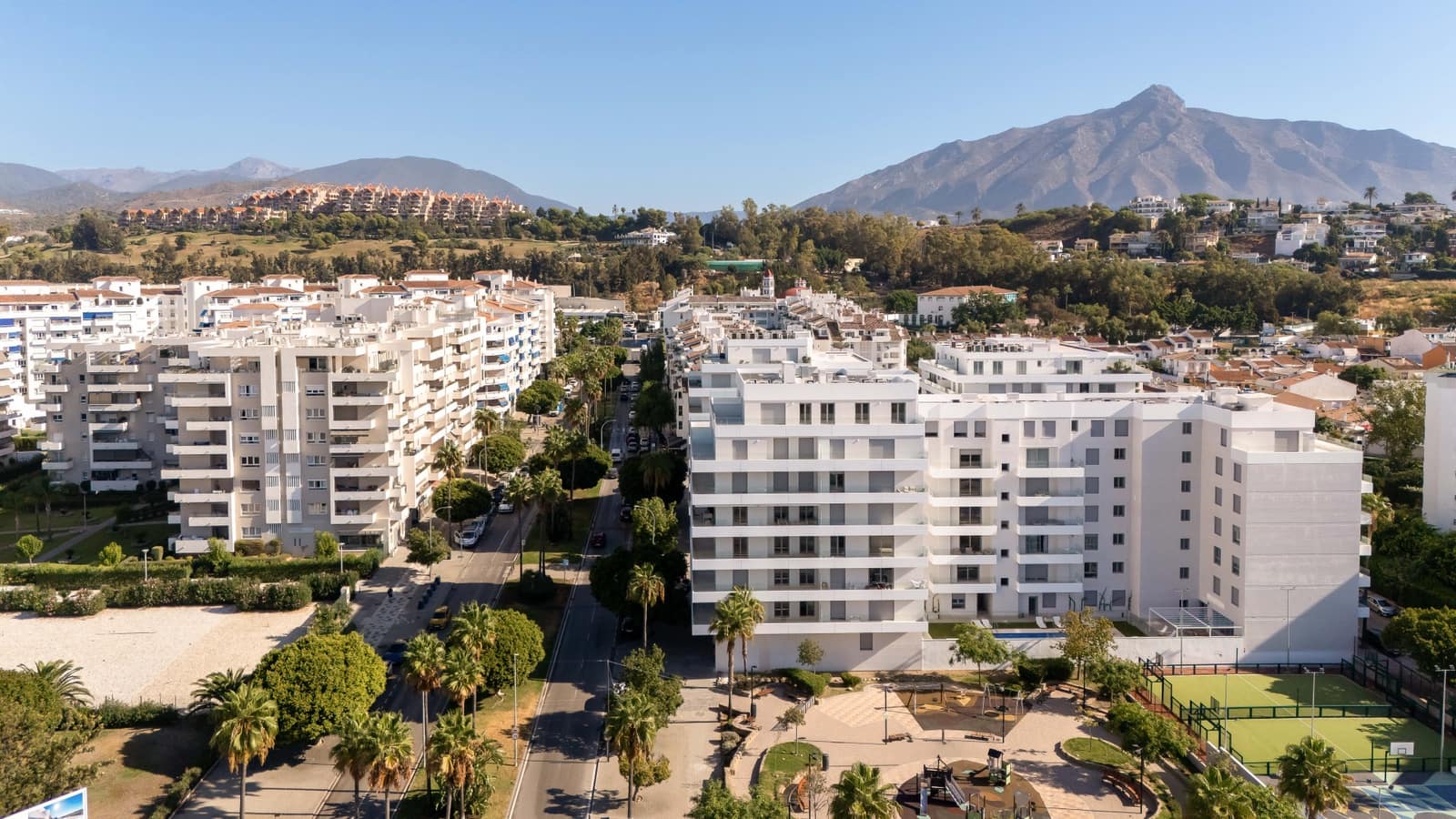 4 Zimmer Penthouse zu verkaufen in Nueva Andalucia mit Pool Garage - 995.000 € (Ref: 10133159)
