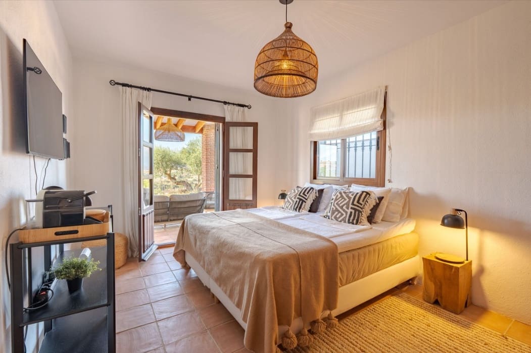 3 soveværelse Villa til salg i Coin med swimmingpool garage - € 590.000 (Ref: 10161089)