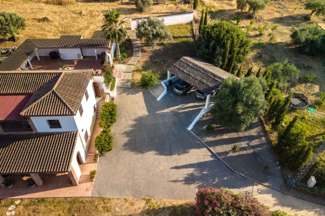 3 soveværelse Villa til salg i Coin med swimmingpool garage - € 590.000 (Ref: 10161089)
