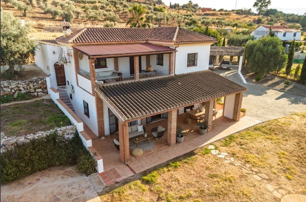 3 soveværelse Villa til salg i Coin med swimmingpool garage - € 590.000 (Ref: 10161089)