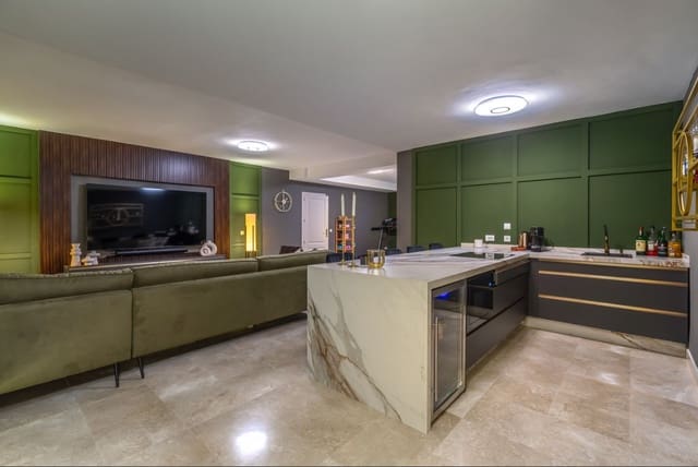 5 Zimmer Villa zu verkaufen in Mijas Costa, Mijas mit Pool Garage - 1.650.000 € (Ref: 10179930)