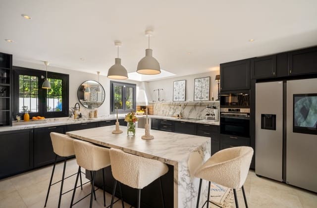 4 bedroom Terraced Villa for sale in Golden Mile, Marbella with pool garage - € 1,650,000 (Ref: 10182677)