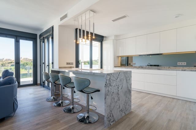 3 quarto Moradia para venda em Marbella com piscina garagem - 1 125 000 € (Ref: 8100841)