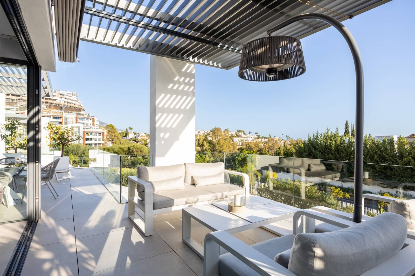 2 bedroom Apartment for sale in Benahavis with pool garage - € 795,000 (Ref: 9616322)
