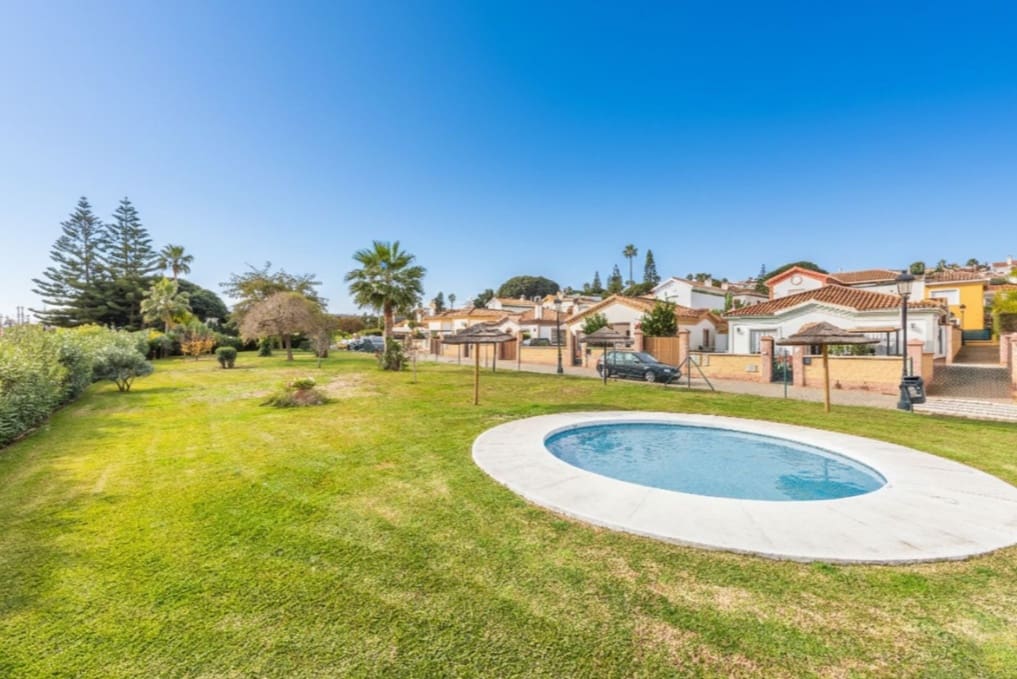 3 soveværelse Villa til salg i Manilva med swimmingpool - € 495.000 (Ref: 9616326)