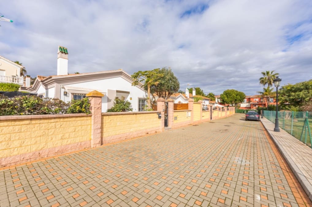 3 soveværelse Villa til salg i Manilva med swimmingpool - € 495.000 (Ref: 9616326)