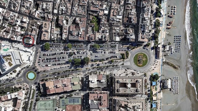 2 bedroom Apartment for sale in Estepona with garage - € 699,000 (Ref: 9616332)