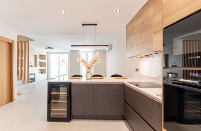 4 makuuhuone Omakotitalo myytävänä paikassa Estepona mukana uima-altaan 
autotalli - 695 000 € (Ref: 9616334)