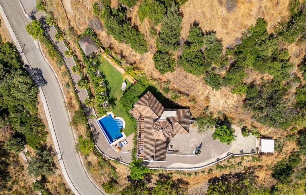 5 makuuhuone Huvila myytävänä paikassa Marbella mukana uima-altaan 
autotalli - 2 300 000 € (Ref: 9616336)