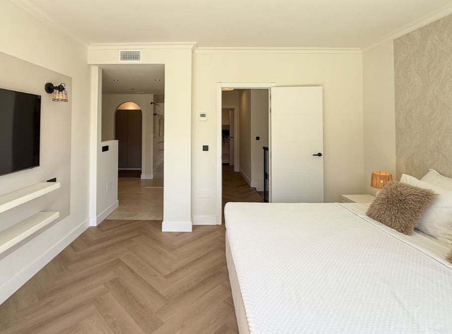 3 bedroom Villa for sale in Mijas Costa with pool - € 1,095,000 (Ref: 9616341)