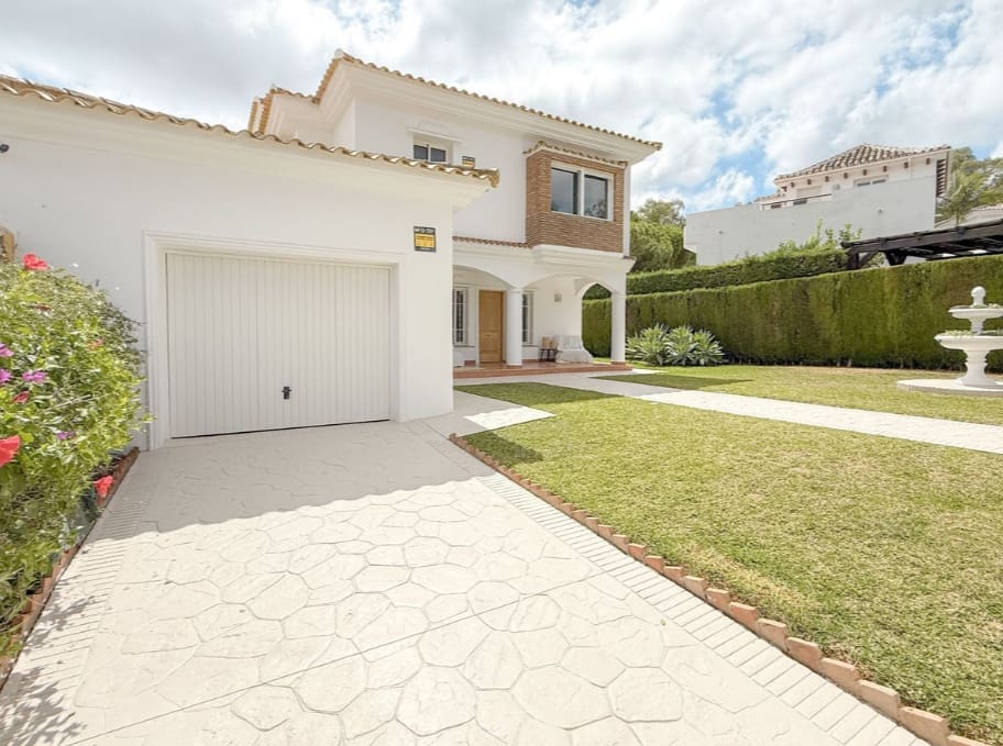3 bedroom Villa for sale in Mijas Costa with pool - € 1,095,000 (Ref: 9616341)