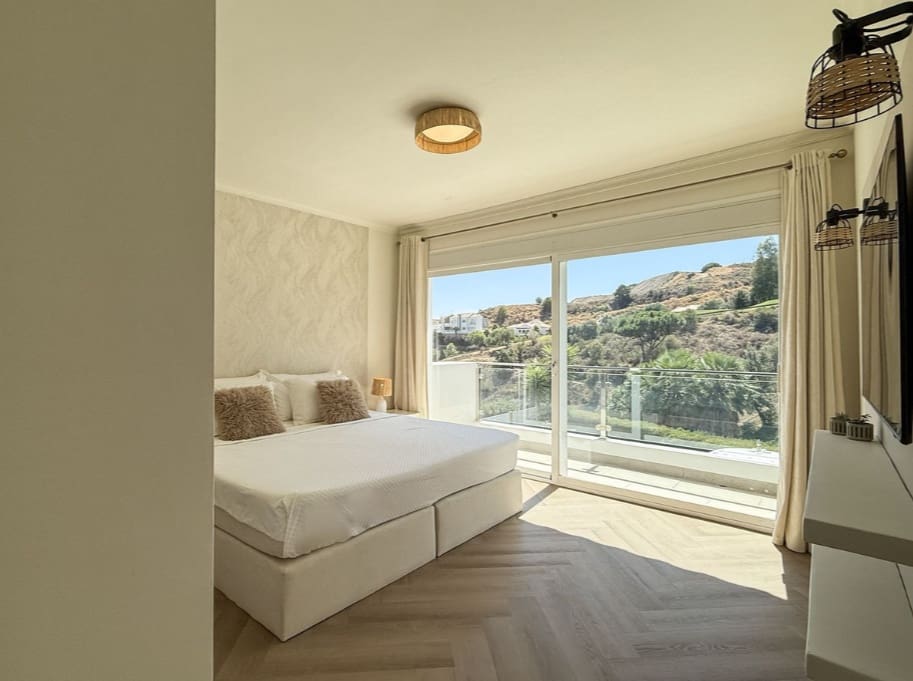 3 bedroom Villa for sale in Mijas Costa with pool - € 1,095,000 (Ref: 9616341)