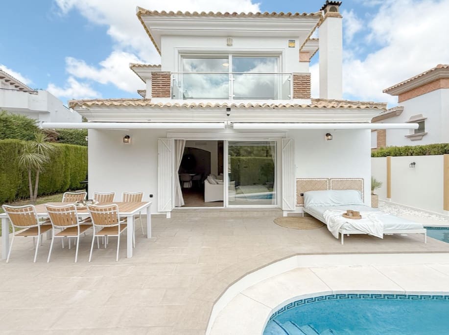 3 bedroom Villa for sale in Mijas Costa with pool - € 1,095,000 (Ref: 9616341)