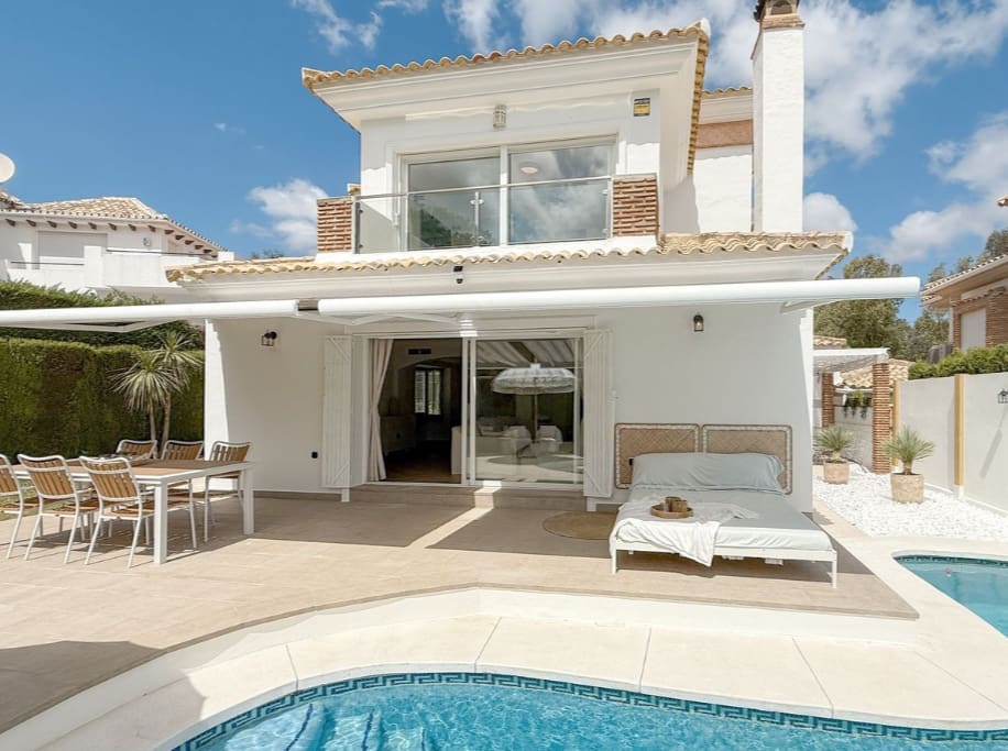 3 bedroom Villa for sale in Mijas Costa with pool - € 1,095,000 (Ref: 9616341)