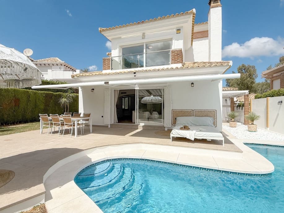 3 bedroom Villa for sale in Mijas Costa with pool - € 1,095,000 (Ref: 9616341)