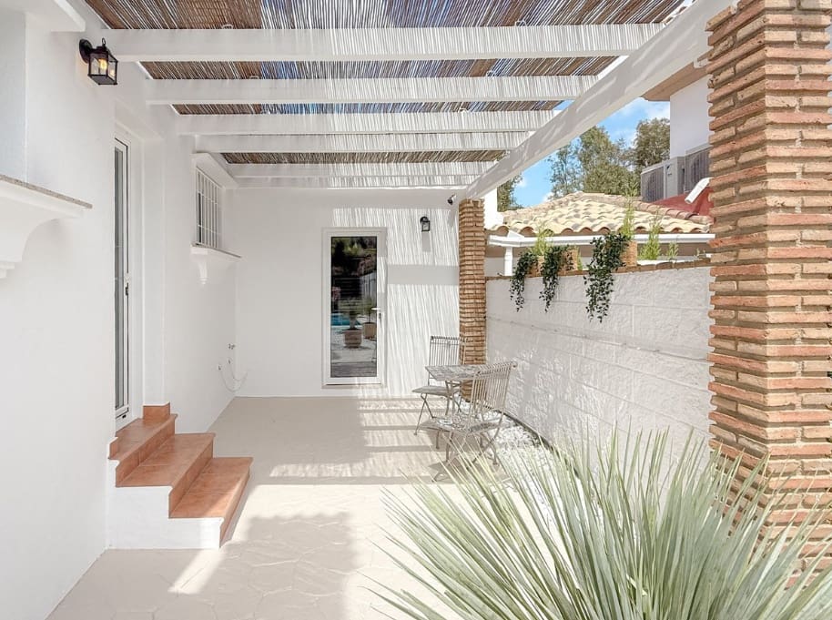3 bedroom Villa for sale in Mijas Costa with pool - € 1,095,000 (Ref: 9616341)