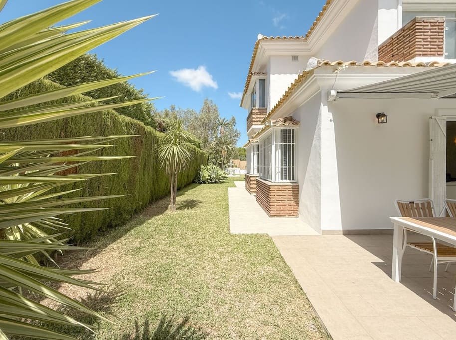 3 bedroom Villa for sale in Mijas Costa with pool - € 1,095,000 (Ref: 9616341)