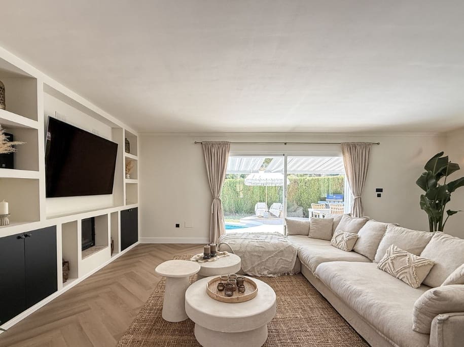 3 bedroom Villa for sale in Mijas Costa with pool - € 1,095,000 (Ref: 9616341)