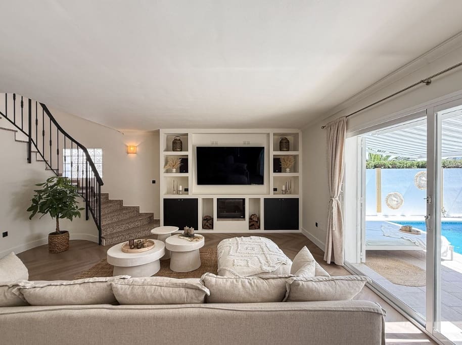 3 bedroom Villa for sale in Mijas Costa with pool - € 1,095,000 (Ref: 9616341)