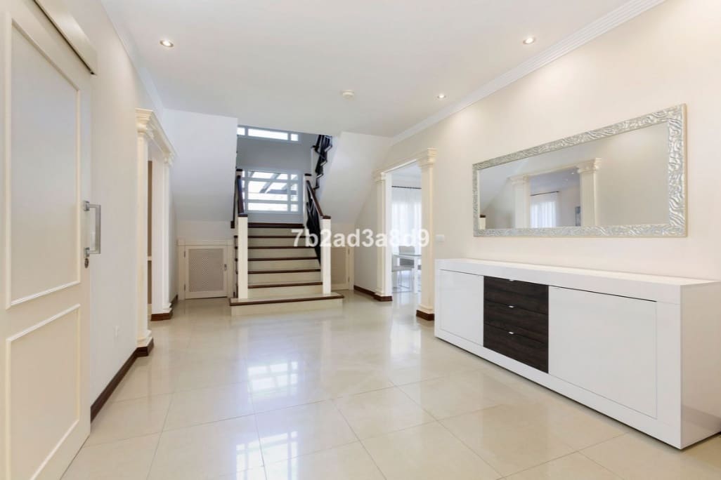 6 bedroom Villa for sale in Sotogrande with pool garage - € 1,550,000 (Ref: 9616346)