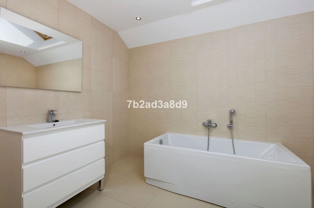 6 bedroom Villa for sale in Sotogrande with pool garage - € 1,550,000 (Ref: 9616346)