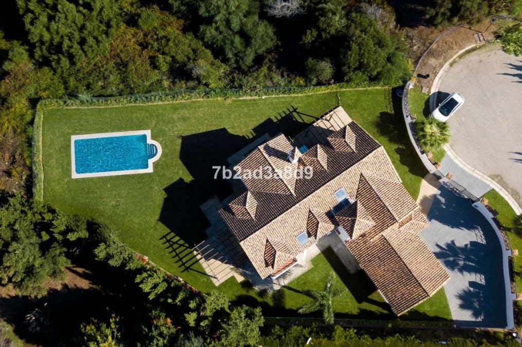 6 bedroom Villa for sale in Sotogrande with pool garage - € 1,550,000 (Ref: 9616346)