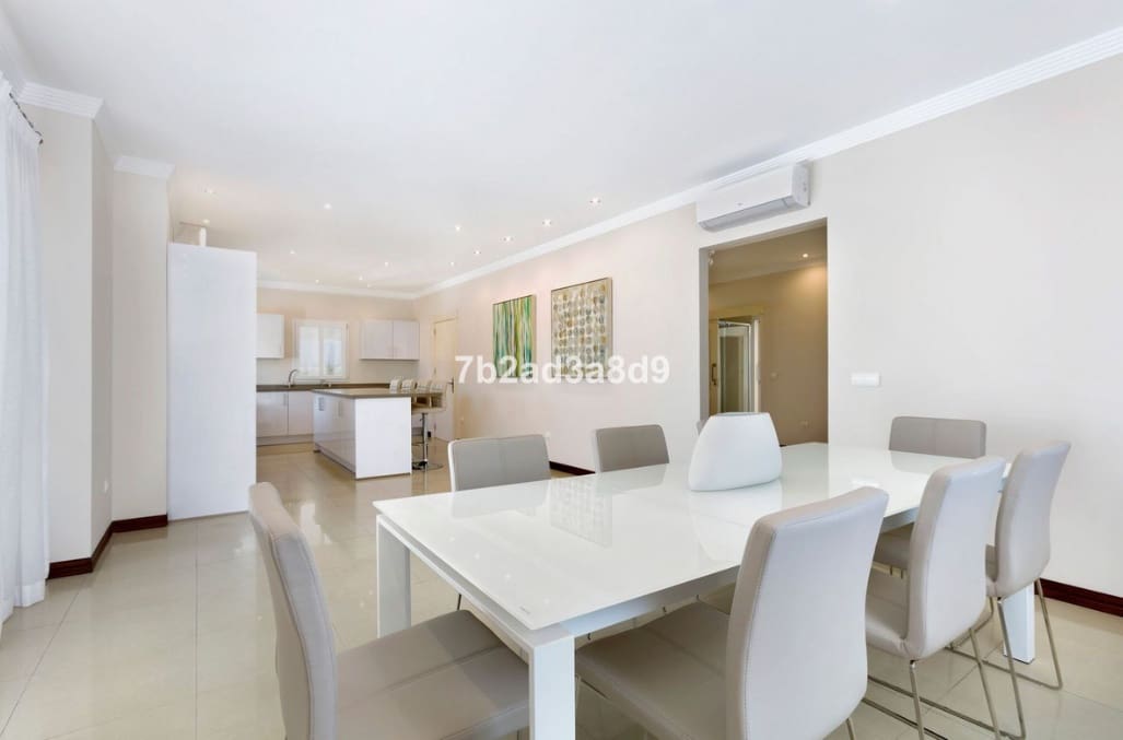 6 sovrum Villa till salu i Sotogrande med pool garage - 1 550 000 € (Ref: 9616346)
